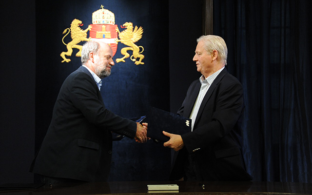 Tarlós István főpolgármester (j) és Kürti Gábor, a Magyar Kerékpárosklub elnöke (b) az együttműködési megállapodás aláírása után 