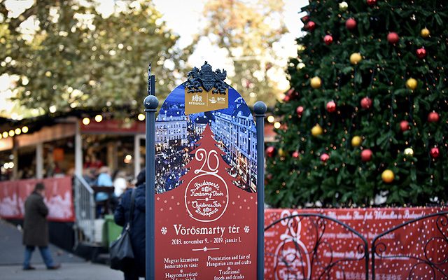A Budapesti Adventi és Karácsonyi Vásár a megnyitó napján az V. kerületi Vörösmarty téren 2018. november 9-én