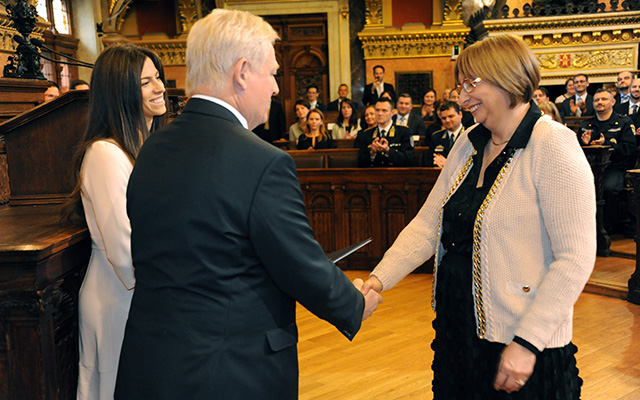 Szűcs Somlyó Mária, kommunikációs igazgató, önkormányzati főtanácsadó átveszi a Budapestért díjat a főpolgármestertől