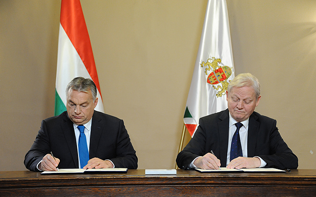 Orbán Viktor miniszterelnök és Tarlós István főpolgármester aláírja a kormány és a főváros közötti megállapodást az Újvárosházán, a Főváros Napján, 2018. november 17-én 