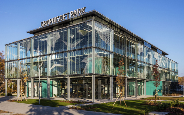 A III. kerületi Graphisoft Park Fogadóépülete, amely idén - (az alsó képen látható) X. kerületi Kőbányai Ügyfélszolgálati Központtal együtt - elnyerte Budapest Építészeti Nívódíját