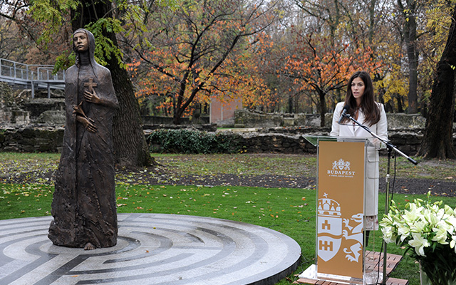 Dr. Szalay-Bobrovniczky Alexandra főpolgármester-helyettes beszédet mond Árpád-házi Szent Margit szobrának felállítási ünnepségén