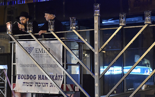 Oberlander Báruch, a Budapesti Ortodox Rabbinátus és a Chábád Lubavics irányzat magyarországi vezetője (b) és Tarlós István főpolgármester meggyújtja az első gyertyát a nyolcnapos zsidó vallási ünnep, a hanuka első estéjén a budapesti Nyugati téren 2018. december 2-án