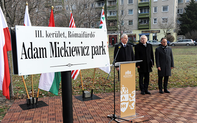 Tarlós István főpolgármester, Jerzy Snopek nagykövet és Bús Balázs polgármester az Adam Mickiewicz park névadó ünnepségén