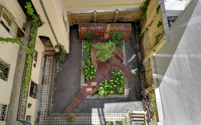 belső udvar felülnézetből, zöld kiskerttel