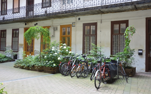 biciklitároló és kiskert egy belső udvarban