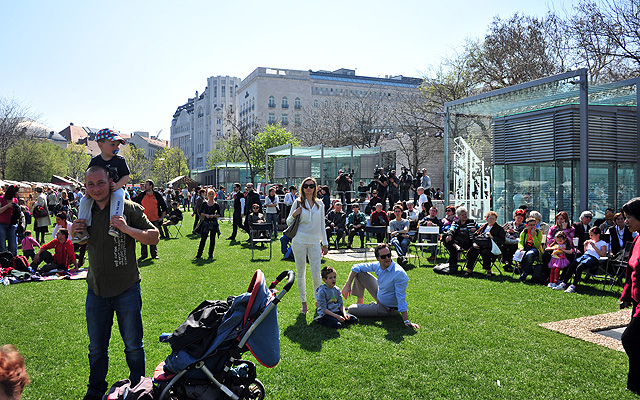 A megújult Erzsébet téri kultúrális központ és park