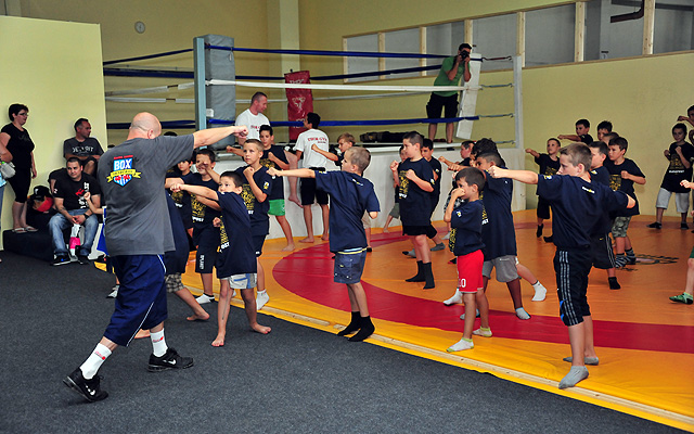 Gyerekek edzése a bajnokok által tartott ingyenes boxfoglalkozáson