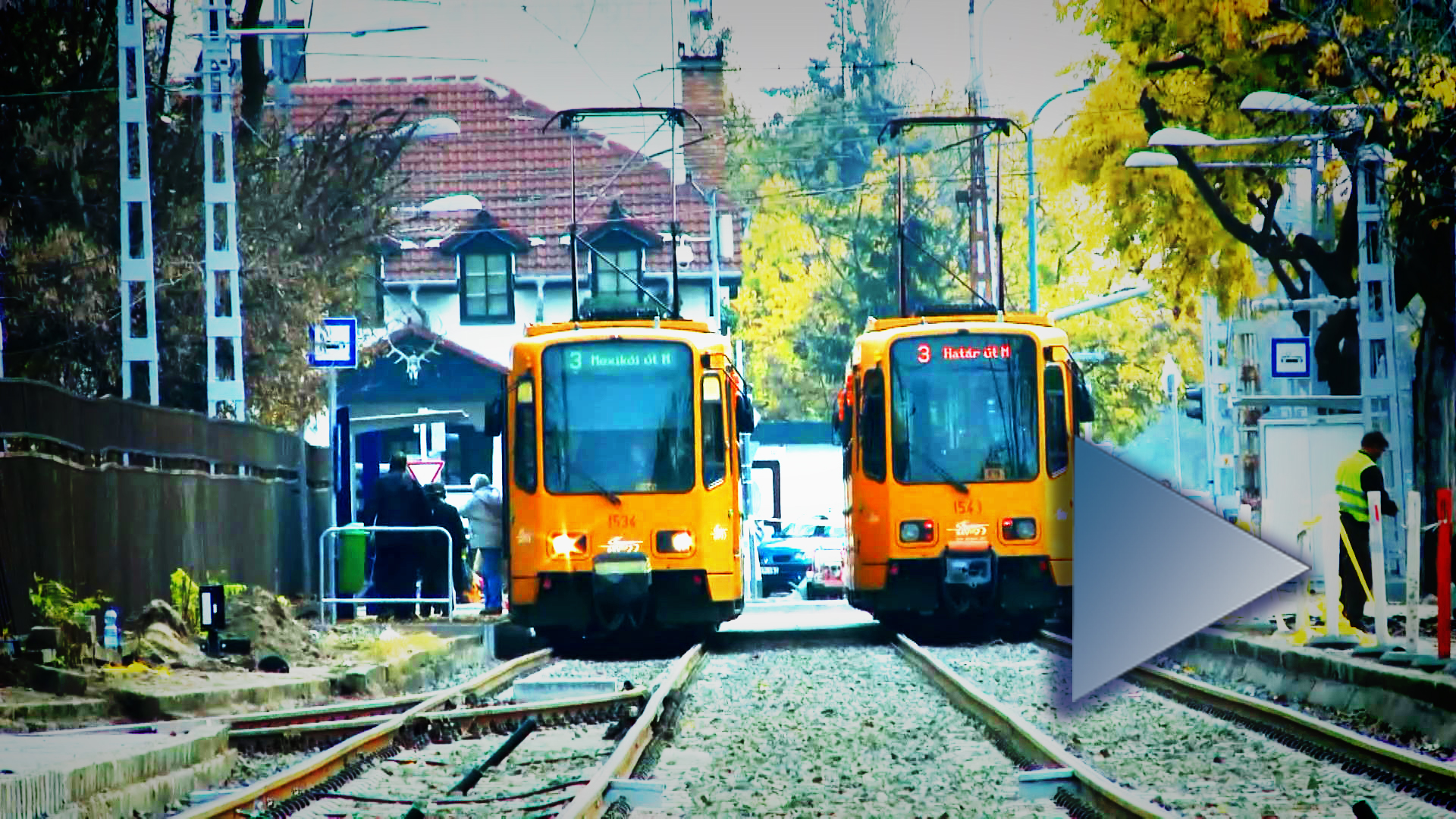 3-as villamosok állnak a megállóban a felújított szakaszon. Ha a képre kattint, a videó oldalára jut.