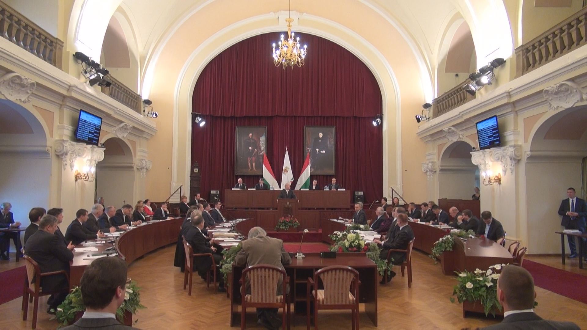 Az új Fővárosi Közgyűlés üléstermében Tarlós István főpolgármester beszédét figyelik a képviselők. Ha ide kattint, a videó oldalára jut.