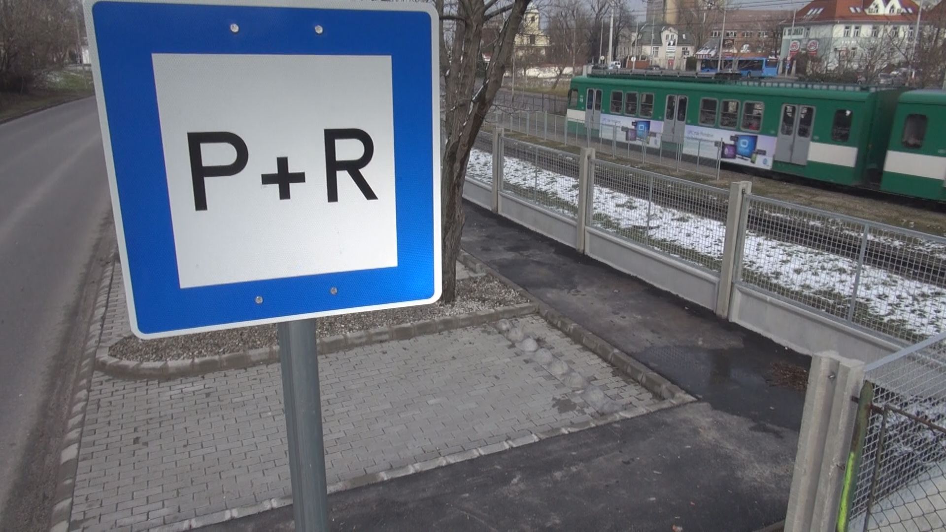 P+R tábla a kaszásdűlúői HÉV-megálló mellett. Ha a képre kattint, a videó oldalára jut.