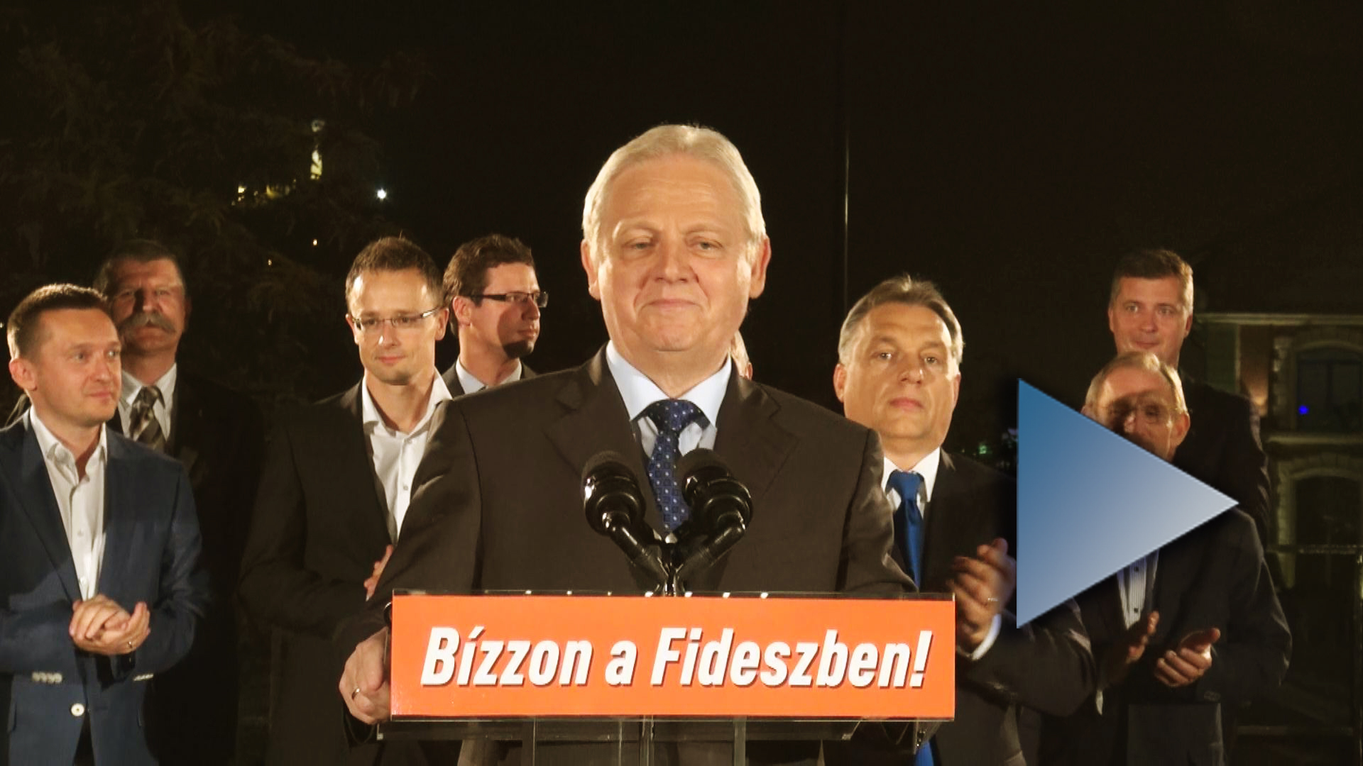 Tarlós István újraválsztott főpolgármester a szónoki emelvényen 2014. október 12-én, a választások estéjén. Ha ide kattint, a videó oldalára jut.
