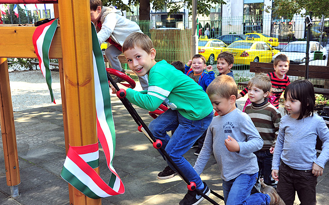 Óvodás gyermekek játszanak a felújított Erzsébet téri játszótéren                                    