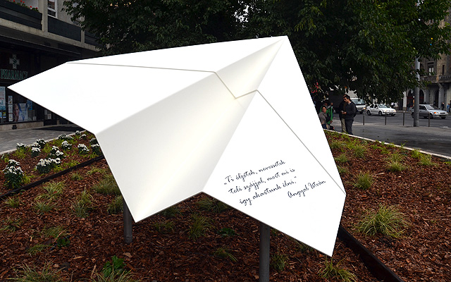 A parkban található papírrepülő installáción Angyal István sorai olvashatók
