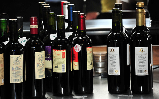 A minősítésre felvonultatott borok egy része a Budapest Bora 2015 borkiválasztási eljárás rendezvényén                                     