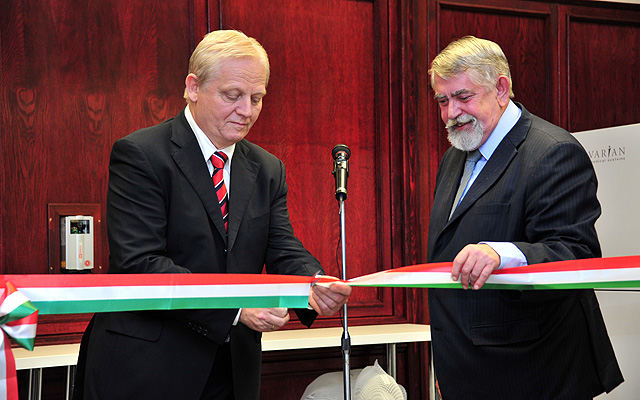 Tarlós István főpolgármester átvágja a nemzeti színű szalagot az új sugárterápiás készülék átadásán                                    