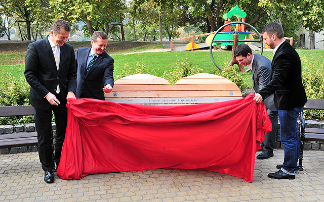 A Stájer Turisztikai Hivatal által a Vasfüggöny megnyitásának 25. évfordulója alkalmából Budapest fővárosnak ajándékozott stájer pad leleplezése                             