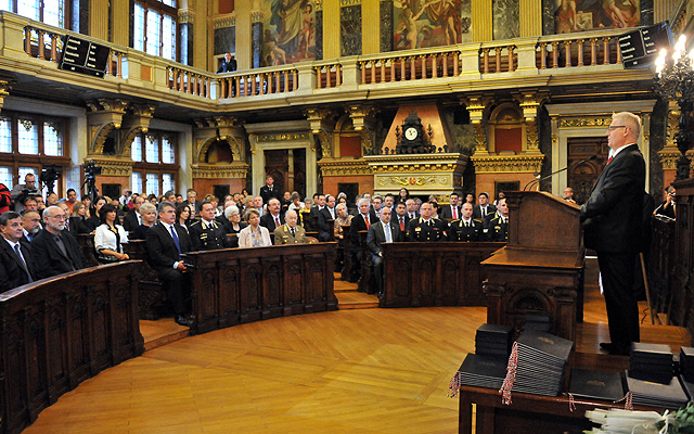Tarlós István, Budapest főpolgármestere köszöntőt mond az ünnepi ülésen az Újvárosháza dísztermében                                      