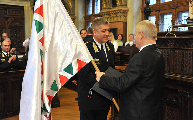 Fővárosért Emlékzászló díjat a Terrorelhárítási Központ részéről Hajdu János rendőr vezérőrnagy, főigazgató vette át.