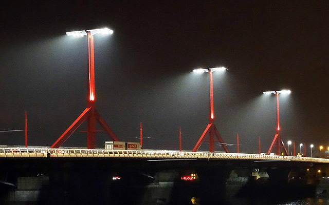 A Rákóczi híd új köz- és díszvilágítása a rekonstrukciót követően, a már balesetveszélyes, a szabványos érték 10 %-át jelentő szintről, a szabványos 35 luxra nőtt