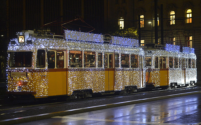 Útjára indult a karácsonyi fényvillamos Budapesten