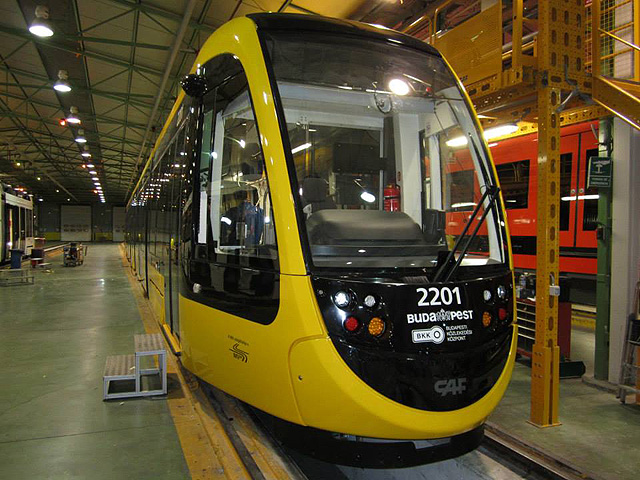 Elkészült az első, hamarosan Budapestre érkező CAF villamos a spanyolországi gyárban
