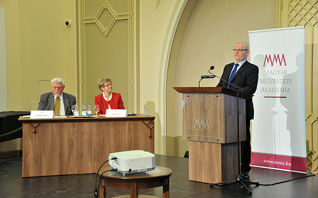 Tarlós István főpolgármester beszédet mond a Pesti Vigadó felavatásának 150. évfordulója alkalmából rendezett ünnepségen, a Pesti Vigadó Makovecz termében