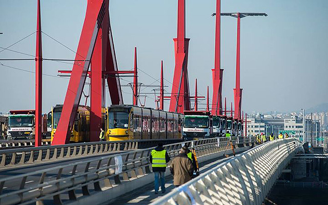 A Rákóczi híd villamosszerelvényekkel és túlméretes teherautókkal végzett próbaterhelés ideje alatt