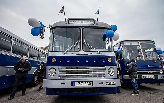 A Hősök terén rendezett járműkiállításon a BKV Zrt. múltját képviselő Ikarus buszok