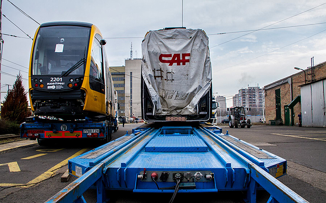 Megérkezett Budapestre az első vadonatúj CAF villamos, a Fehér úti járműtelepen emelték le a spanyol szerelvényt a kamionokról
