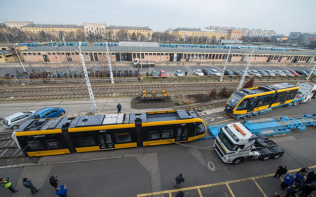 Megérkezett Budapestre az első vadonatúj CAF villamos, a Fehér úti járműtelepen emelték le a spanyol szerelvényt a kamionokról