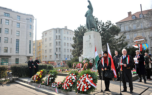 Dr. Bagdy Gábor főpolgármester-helyettes ünnepi beszédet mond Bem József tábornok szobránál 2015. március 15-én a Bem téren
