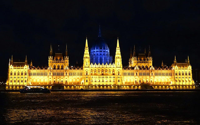 Kék fényben úszik a Parlament kupolája 2015. április 2-án, az autizmus világnapján