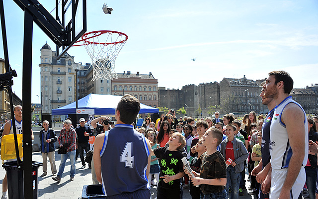 Az MTK kosárlabda-csapata az FKF Zrt. szerdai flashmobján a Baross téren

