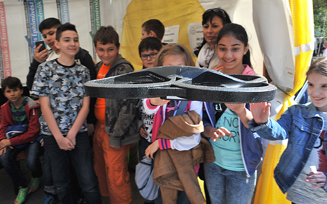 Drónbemutató az V. Tudományfesztivál nyitónapján, a Múzeumkertben