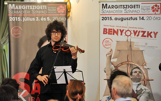 Farkas Izsák hegedűművész előadása a Budapesti Nyári Fesztivál 2015 sajtótájékoztatóján, a Városháza Dísztermében