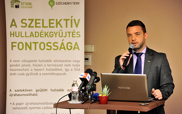 Dr. Szeneczey Balázs városfejlesztésért felelős főpolgármester-helyettes beszédet mond „A fővárosi házhoz menő szelektív hulladékgyűjtési rendszer kialakítása” projekt tájékoztatón
