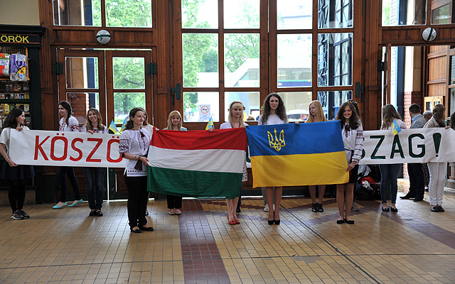 Az ukrán diákküldöttség tagjai a magyar és az ukrán zászlóval a Rákóczi téri nagyvásárcsarnokban