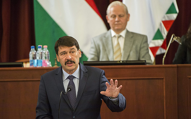 Áder János köztársasági elnök felszólal a Fővárosi Közgyűlés ülésén, mögötte Tarlós István főpolgármester