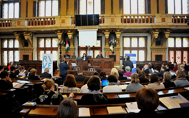 Szalay-Bobrovniczky Alexandra főpolgármester-helyettes beszédet mond a Kreatív Európa Program Duna Régiós Konferencia megnyitóján