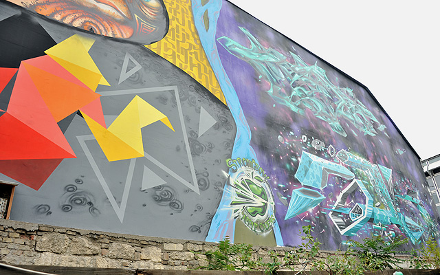 Hungarikum védjegyet kiérdemelt, művészek által megfestett kültéri tűzfal a VII. kerületi Kazinczy utcában