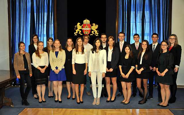 A következő évi Budapest Ösztöndíj Program nyertes hallgatói és Szalay-Bobrovniczky Alexandra humán területért felelős főpolgármester-helyettes (középen)