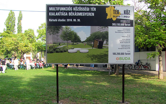 Információs tábla a békásmegyeri Heltai Idősek Klubja beruházásról a megújult épület előtt