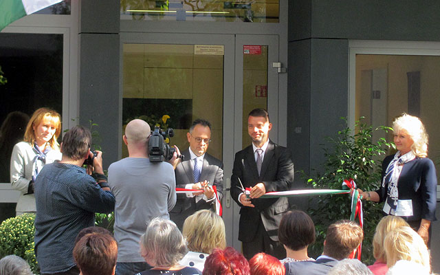 Szeneczey Balázs (j) városfejlesztési főpolgármester-helyettes és Bús Balázs (b) polgármester ünnepélyesen átadja az idősek klubját