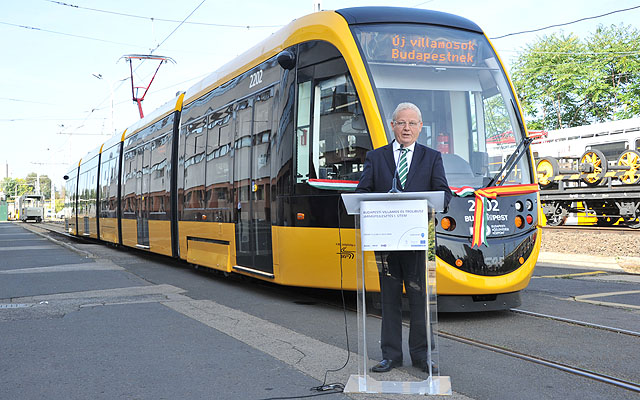 Tarlós István, Budapest főpolgármestere beszédet mond az első CAF villamosok ünnepélyes forgalomba állításának alkalmából