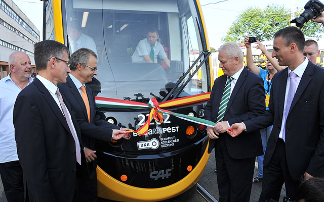 Tarlós István főpolgármester (j2) ünnepélyesen átadja az első, forgalomba állt CAF villamost