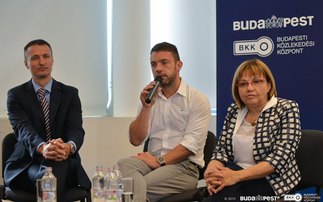 Dabóczi Kálmán, a BKK vezérigazgatója (b), Szeneczey Balázs főpolgármester-helyettes és Földesi Erzsébet, a Fogyatékos Emberek Szervezeteinek Tanácsának elnöke