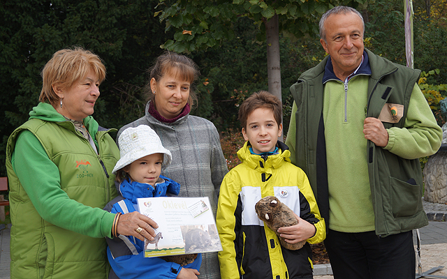 Persányi Miklós (j), az állatkert főigazgatója az intézmény egymilliomodik látogatójával, a 11 éves Menyhárt Gellérttel, aki  húgával és édesanyjával érkezett a városligeti intézménybe
