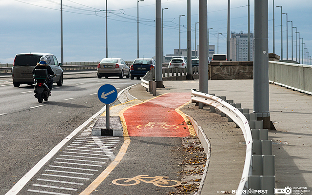 Kerékpársávot alakítottak ki a Petőfi híd pesti hídfőjénél