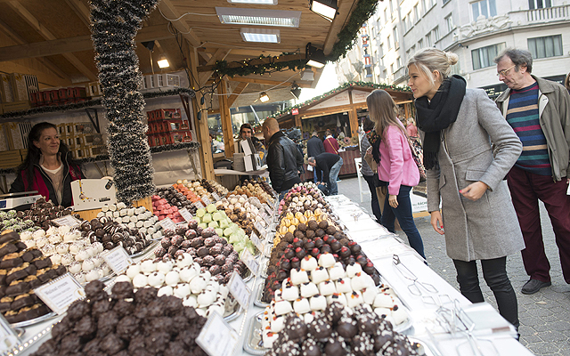 A Vörösmarty téren a hagyományokhoz híven kézműves gasztronómiai- és iparművészeti termékek vásárával, ünnepi műsorokkal és koncertekkel készülnek